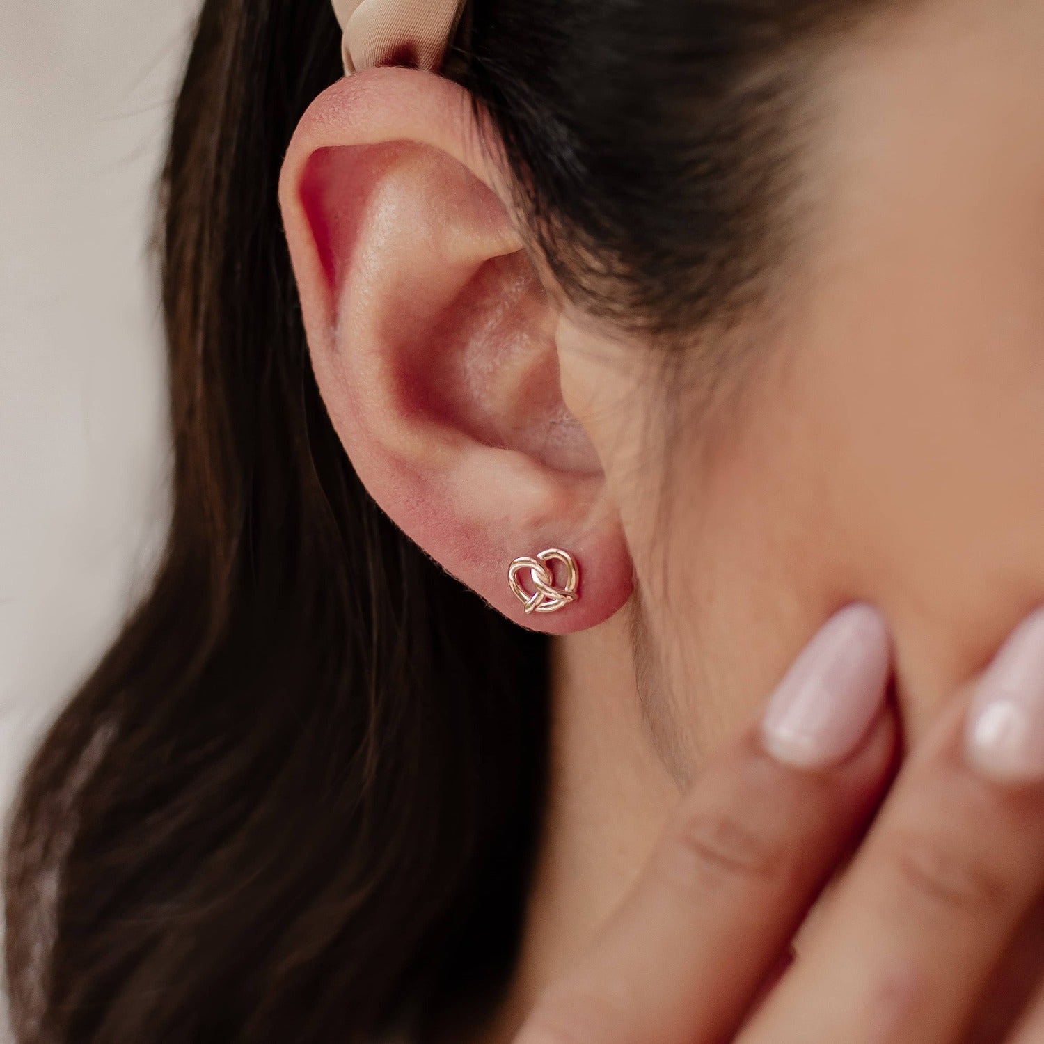 Pendiente de Botón Pretzel Plata de Ley 925